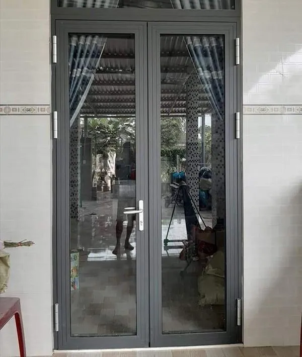 Cửa đi nhôm Xingfa 2 cánh mở quay màu ghi