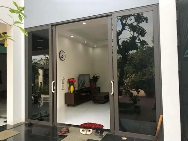 Cửa đi nhôm Xingfa 2 cánh mở trượt màu đen