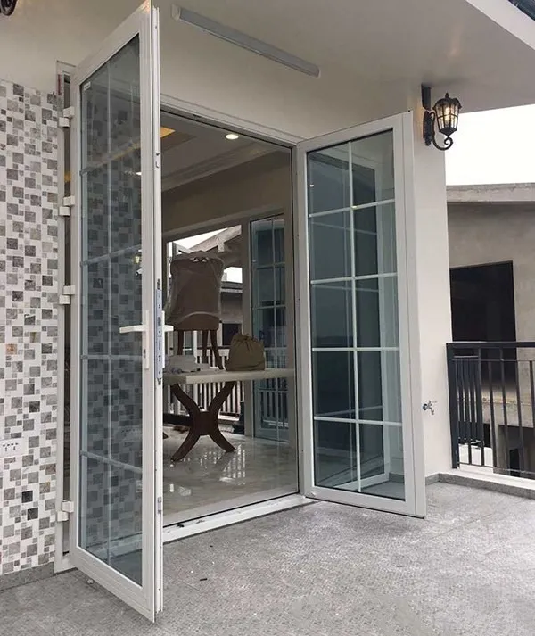 Cửa nhôm Xingfa 2 cánh mở quay màu trắng có nan