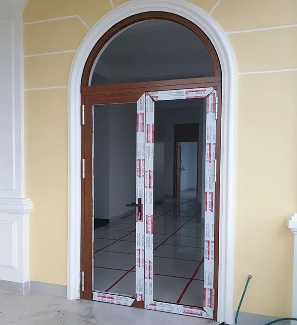 Cửa nhôm Xingfa 2 cánh màu vân gỗ uốn mái vòm cong