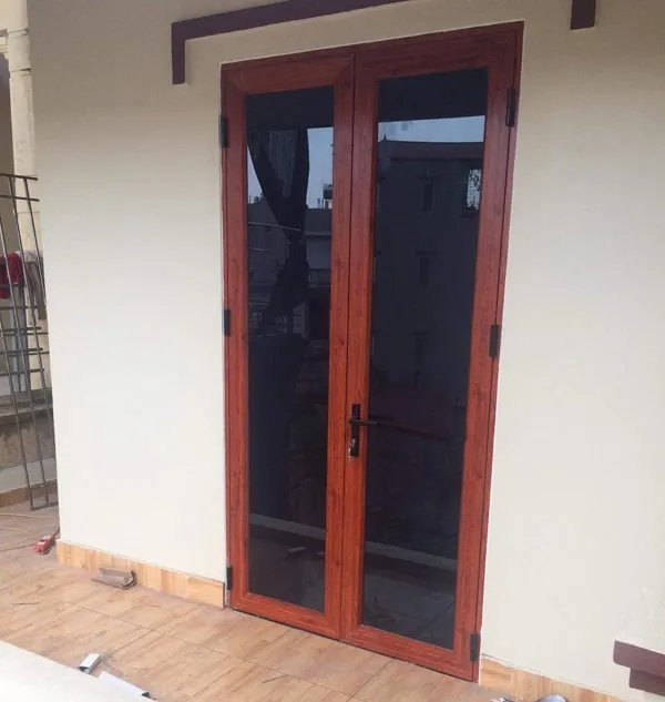 Cửa nhôm Xingfa 2 cánh mở quay màu vân gỗ