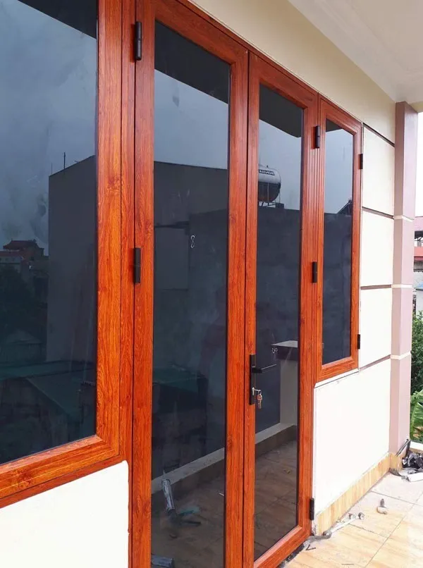 Cửa nhôm Xingfa 2 cánh vân gỗ kết hợp 2 cửa sổ phụ