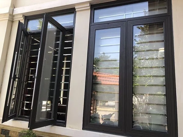 Cửa sổ nhôm Xingfa 2 cánh màu đen có nan