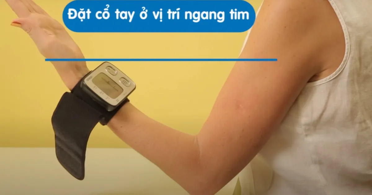 Hướng dẫn đặt tay đúng tư thế khi sử dụng máy đo huyết áp cổ tay Omron