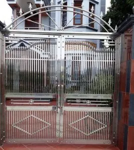 Mẫu cổng inox 2 cánh hiện đại với họa tiết đơn giản