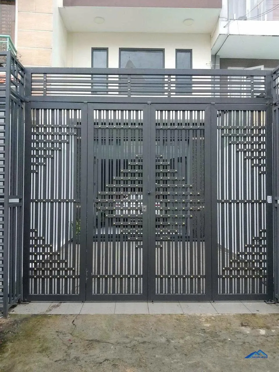 Hình ảnh thực tế mẫu cửa cổng sắt 4 cánh màu nâu vân gỗ