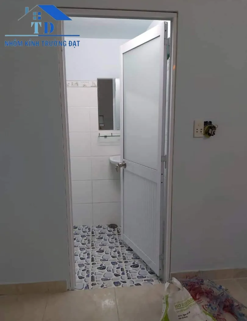 Cửa nhôm hệ 700 màu xám lắp đặt cho nhà vệ sinh