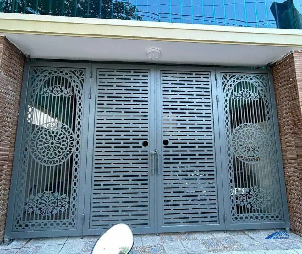 Mẫu cửa cổng sắt 4 cánh dạng lá sách kết hợp họa tiết CNC