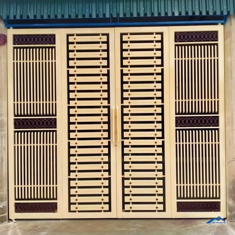 Cổng sắt 4 cánh màu đen với họa tiết đối xứng