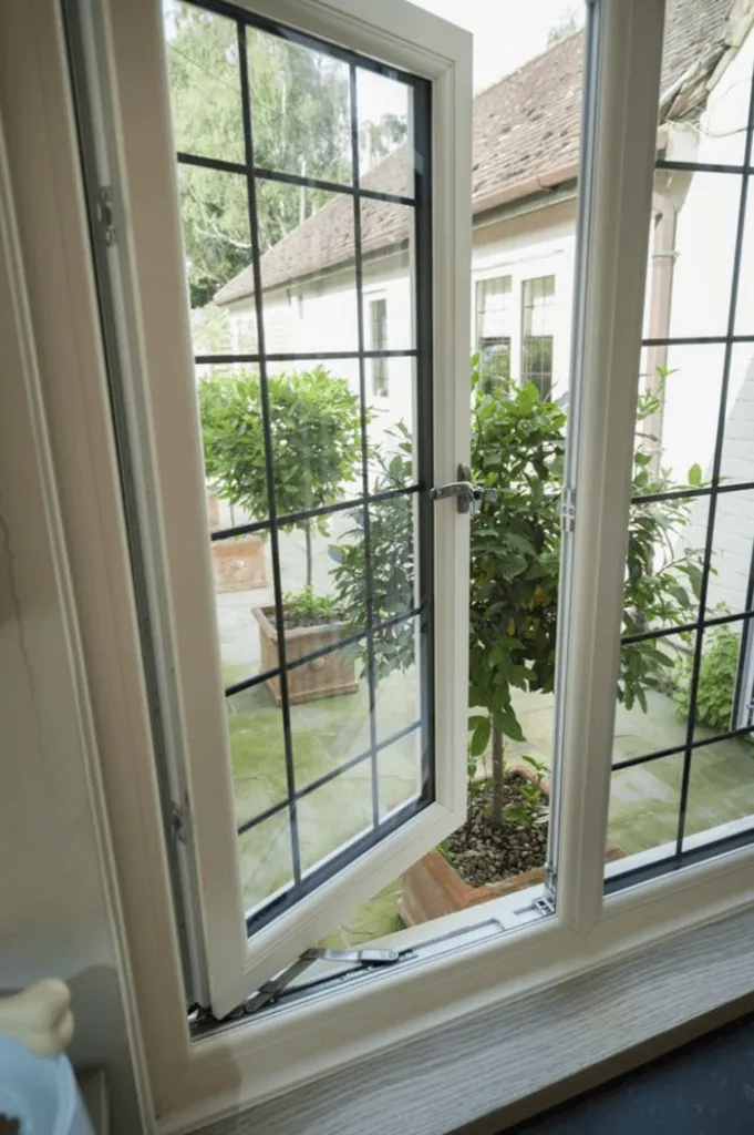 Cửa sổ nhôm Xingfa 2 cánh mở quay gia cố khung sắt