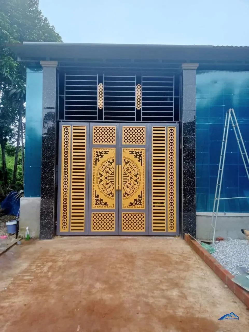 Cổng sắt hộp 4 cánh đơn giản màu xám