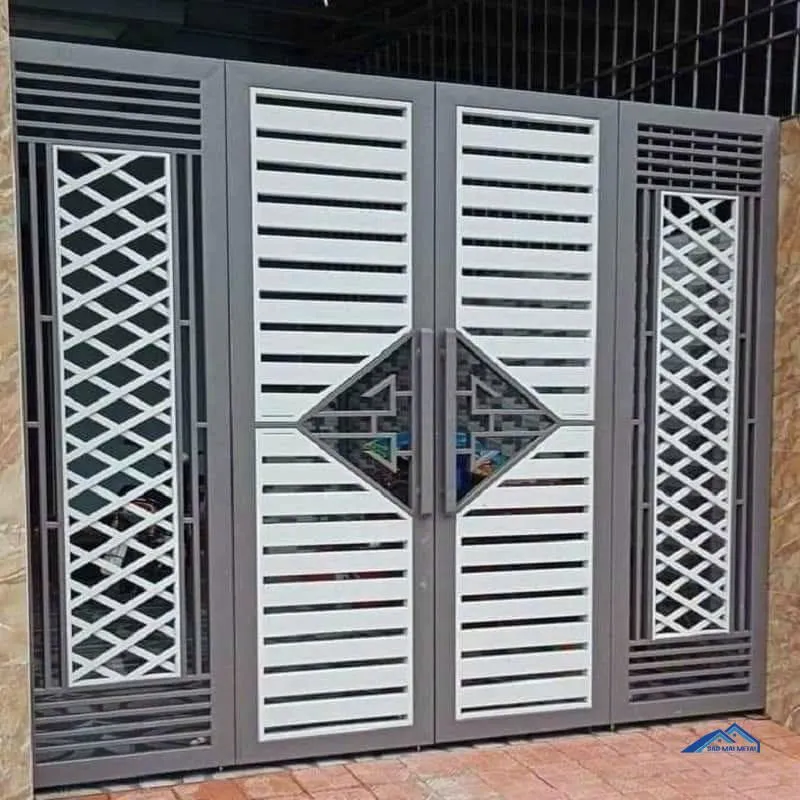 Cửa cổng sắt 4 cánh màu đen bóng với hoa văn trang trí