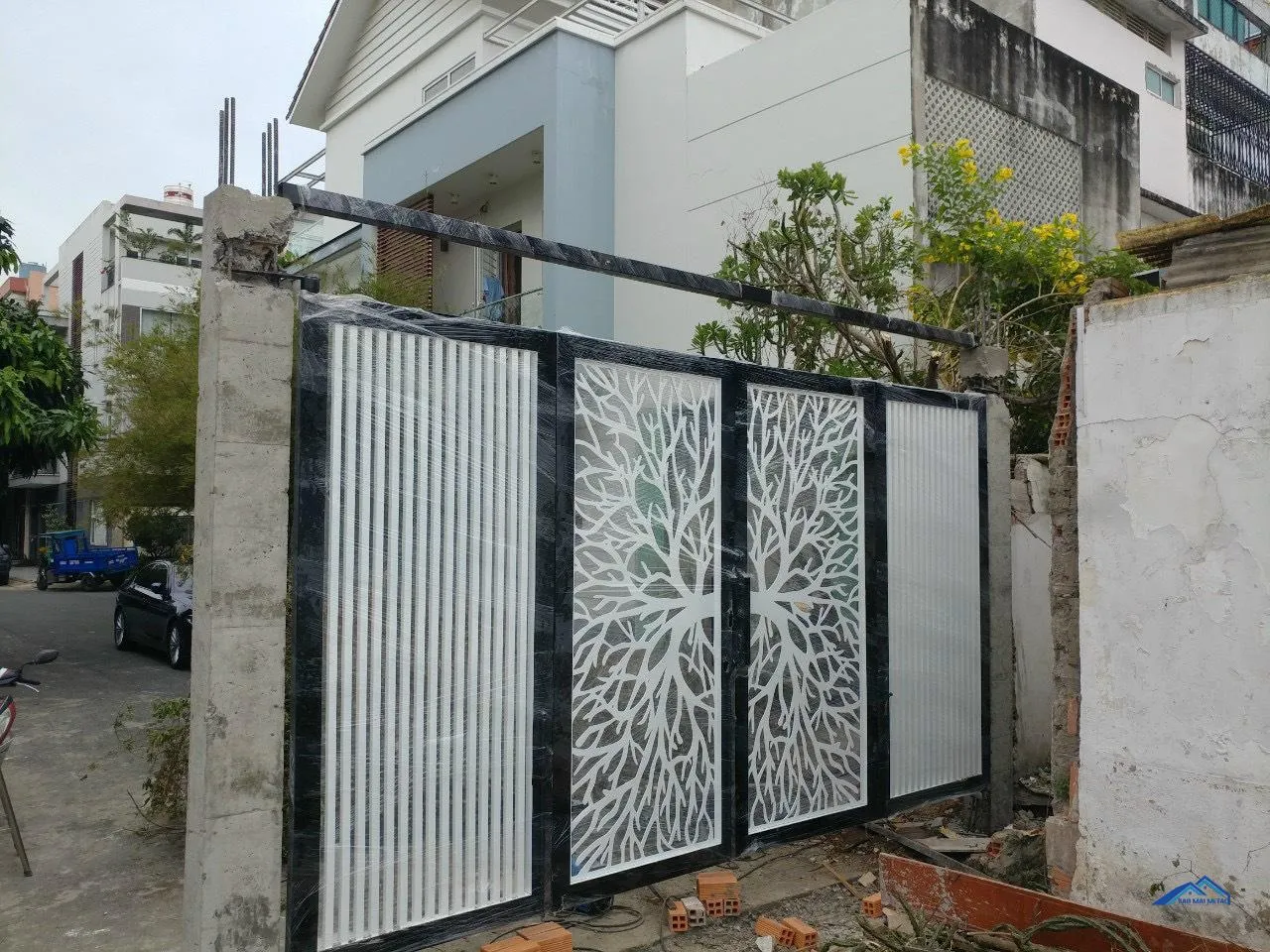 Mẫu cửa cổng sắt 4 cánh hiện đại thanh dọc đơn giản