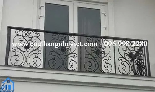 Lan can sắt mỹ thuật có thiết kế đặc trưng giúp không gian thêm thoáng đãng
