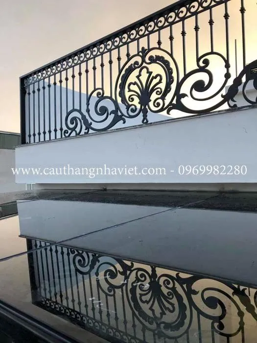 Lan can sắt mỹ thuật dễ dàng uốn cong nên có thiết kế mềm mại, uyển chuyển