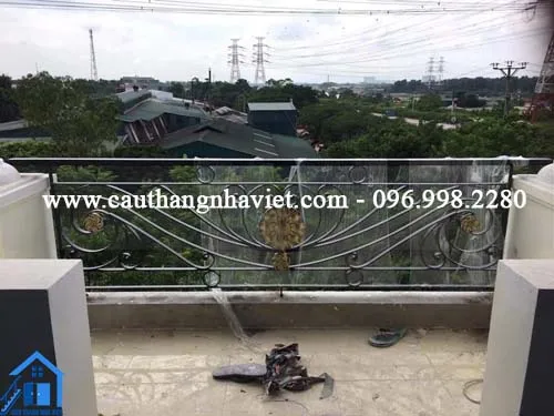Mẫu lan can ban công sắt mỹ thuật số 44 là họa tiết đối xứng nhau