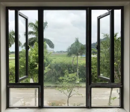 Kính cường lực kết hợp khung nhôm tạo vẻ hài hòa với thiên nhiên