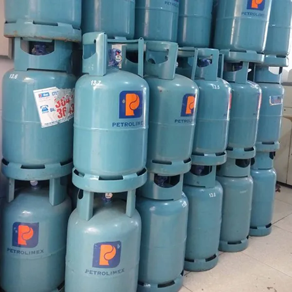 Nhân viên giao bình gas 12kg đến tận nhà