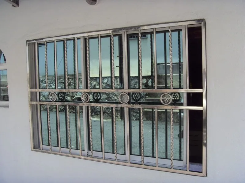 Mẫu song cửa sổ inox đơn giản với thanh dọc