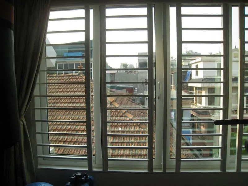 Thiết kế song cửa sổ inox thanh mảnh, hiện đại