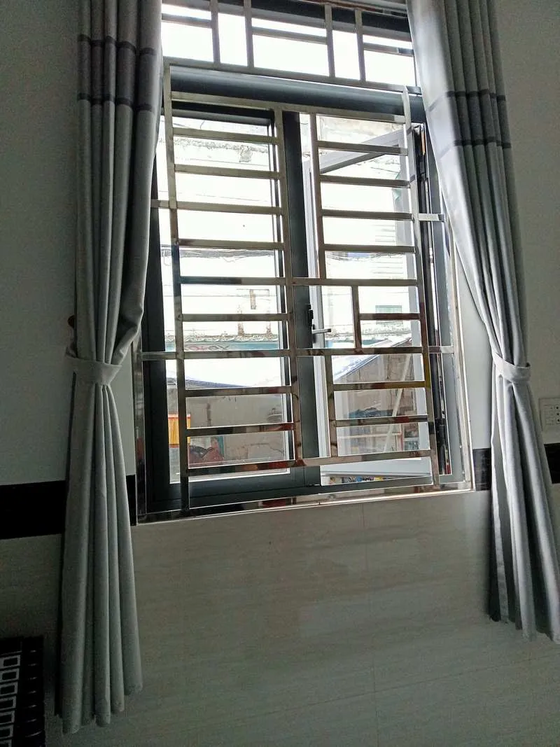 Bề mặt song cửa inox sáng bóng, dễ lau chùi