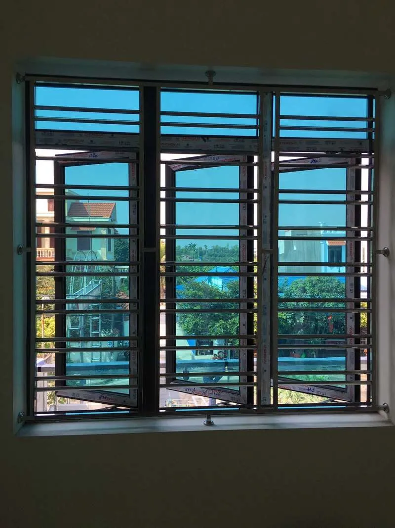 Song chắn cửa sổ inox lắp đặt trên khung cửa