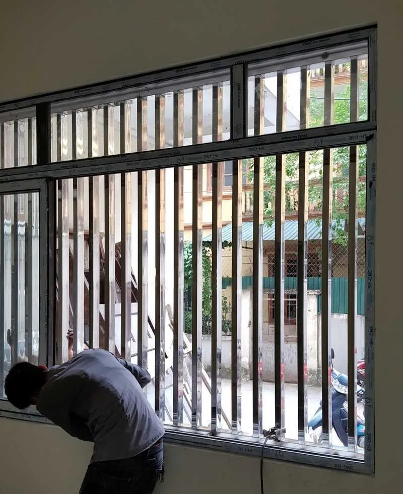 Song chắn cửa sổ inox dáng thẳng cơ bản, bền chắc