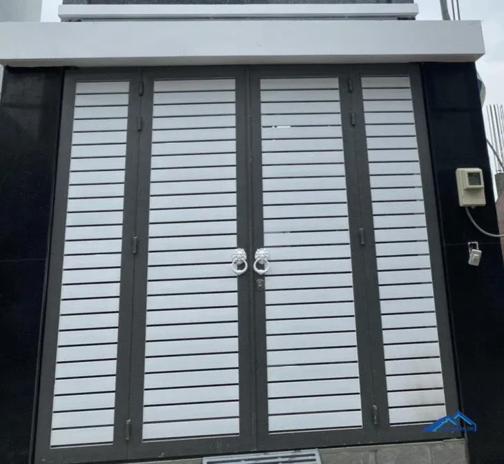 Cửa cổng sắt 4 cánh màu xanh dương đậm với thiết kế thanh dọc