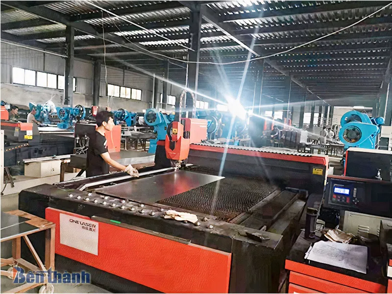 Máy cắt laser hiện đại đang gia công phôi máng cáp