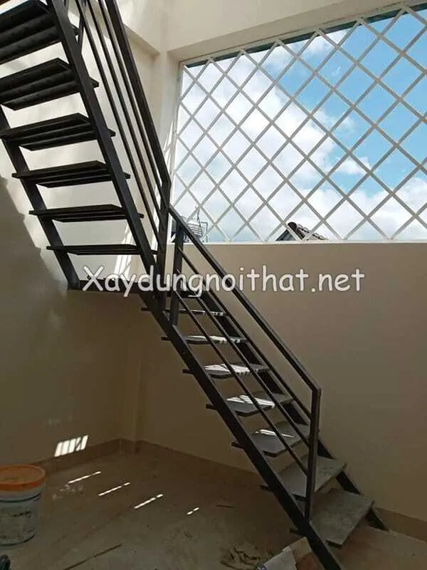 Mẫu cầu thang gác lửng sắt hộp đơn giản