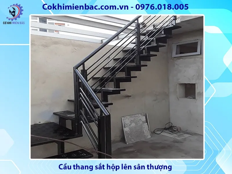 Cầu thang sắt hộp lên sân thượng với thiết kế tối giản