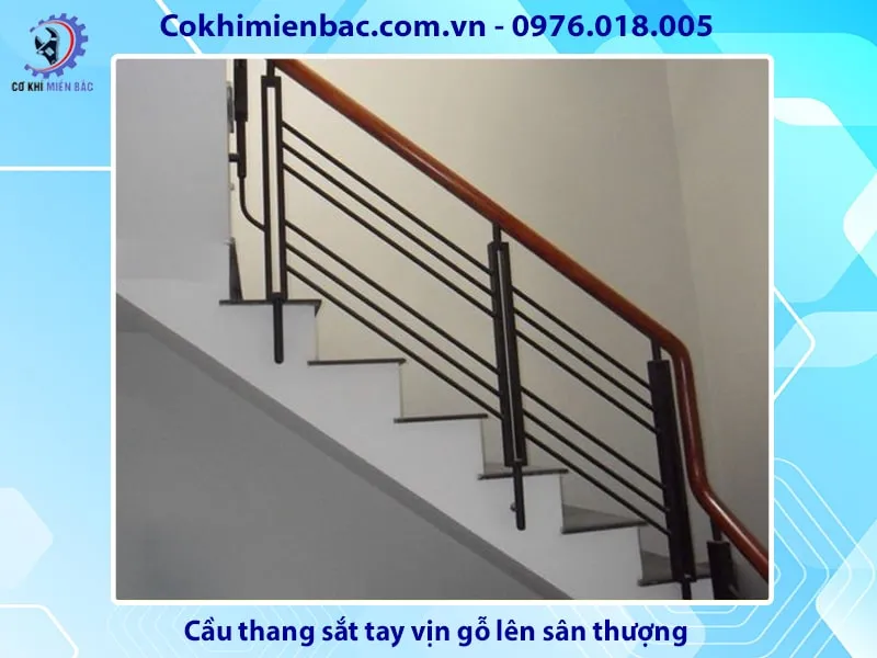 Cầu thang sắt tay vịn gỗ mang lại cảm giác ấm cúng, sang trọng
