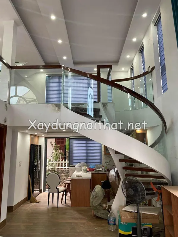 Mẫu cầu thang gác lửng sắt xoắn lan can kính