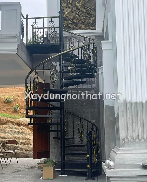 Cầu thang sắt gác lửng mỹ thuật với hoa văn tinh xảo
