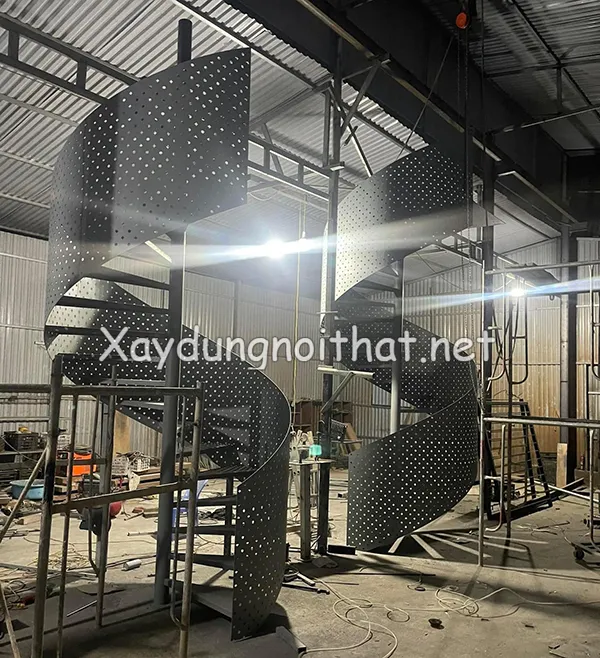 Gia công cầu thang sắt tại xưởng chuyên nghiệp