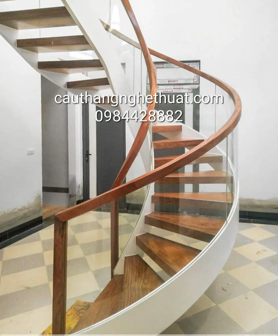 Lan can cầu thang gỗ kết hợp kính mang vẻ hiện đại