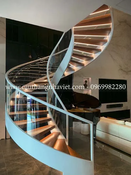 Mẫu cầu thang xoắn ốc kim loại hiện đại