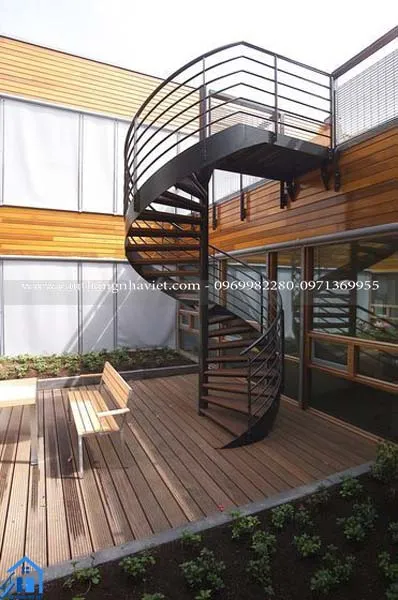 Thiết kế cầu thang xoắn ốc giúp tối ưu diện tích không gian ngoại thất