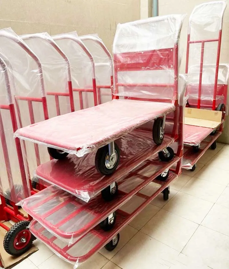 Hình ảnh xe đẩy hàng 4 bánh đang được sử dụng để vận chuyển hàng hóa