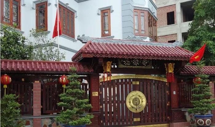 Cổng gỗ lợp ngói âm dương cho công trình cổ kính