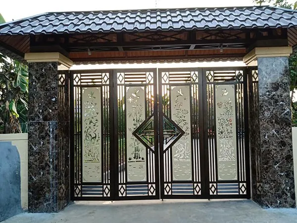 Cổng inox 4 cánh đơn giản hiện đại màu bạc