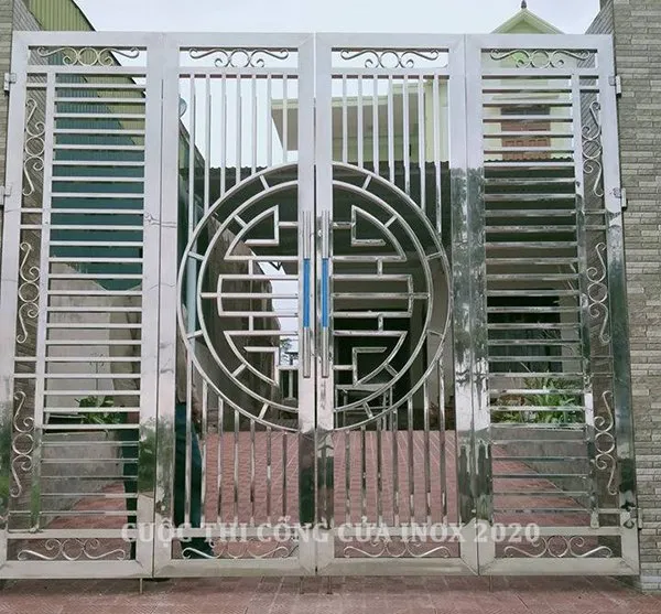 Cổng inox 4 cánh với họa tiết chữ Thọ cách điệu