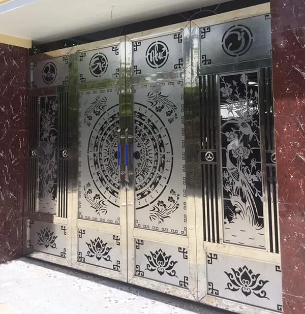 Mẫu cổng inox 4 cánh cao cấp với hoa văn phức tạp