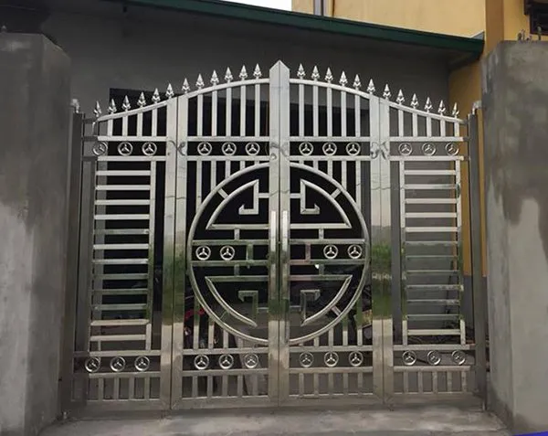Cổng inox 4 cánh với họa tiết chữ Thọ