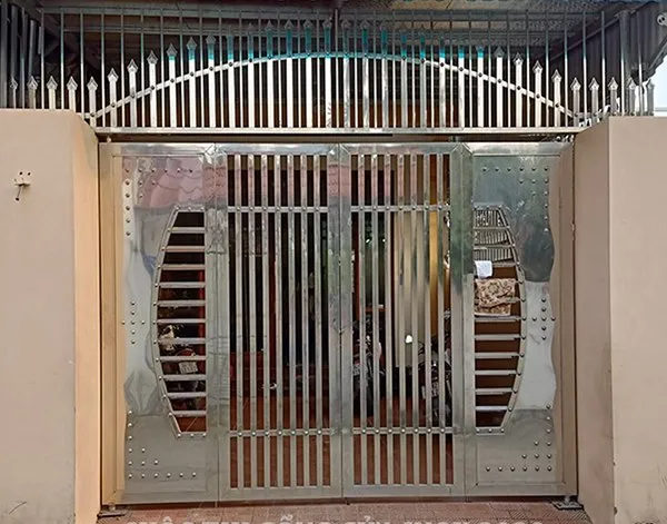 Mẫu cổng inox 4 cánh cho nhà ống
