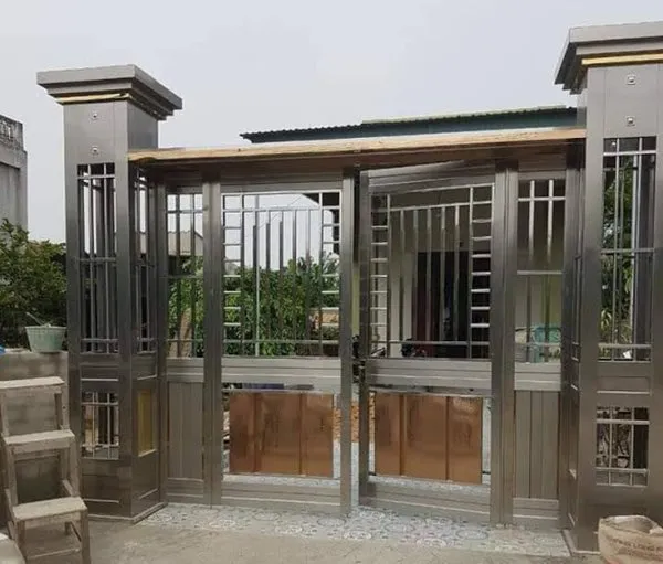 Cổng inox 4 cánh cao cấp với nan dọc
