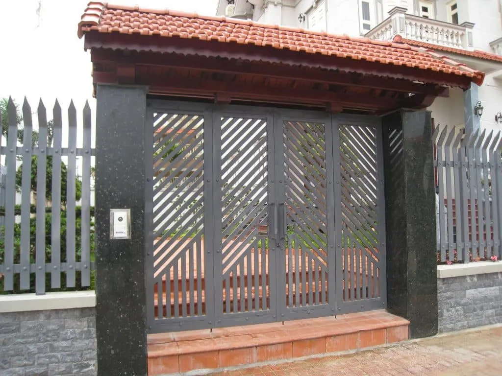 Cổng lợp ngói đất nung mang nét cổ điển