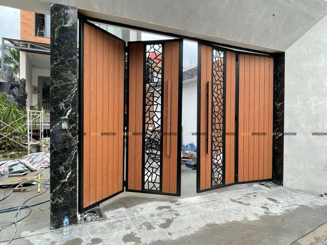 Cửa sắt CNC phối hợp tấm ốp giả gỗ tạo điểm nhấn hiện đại