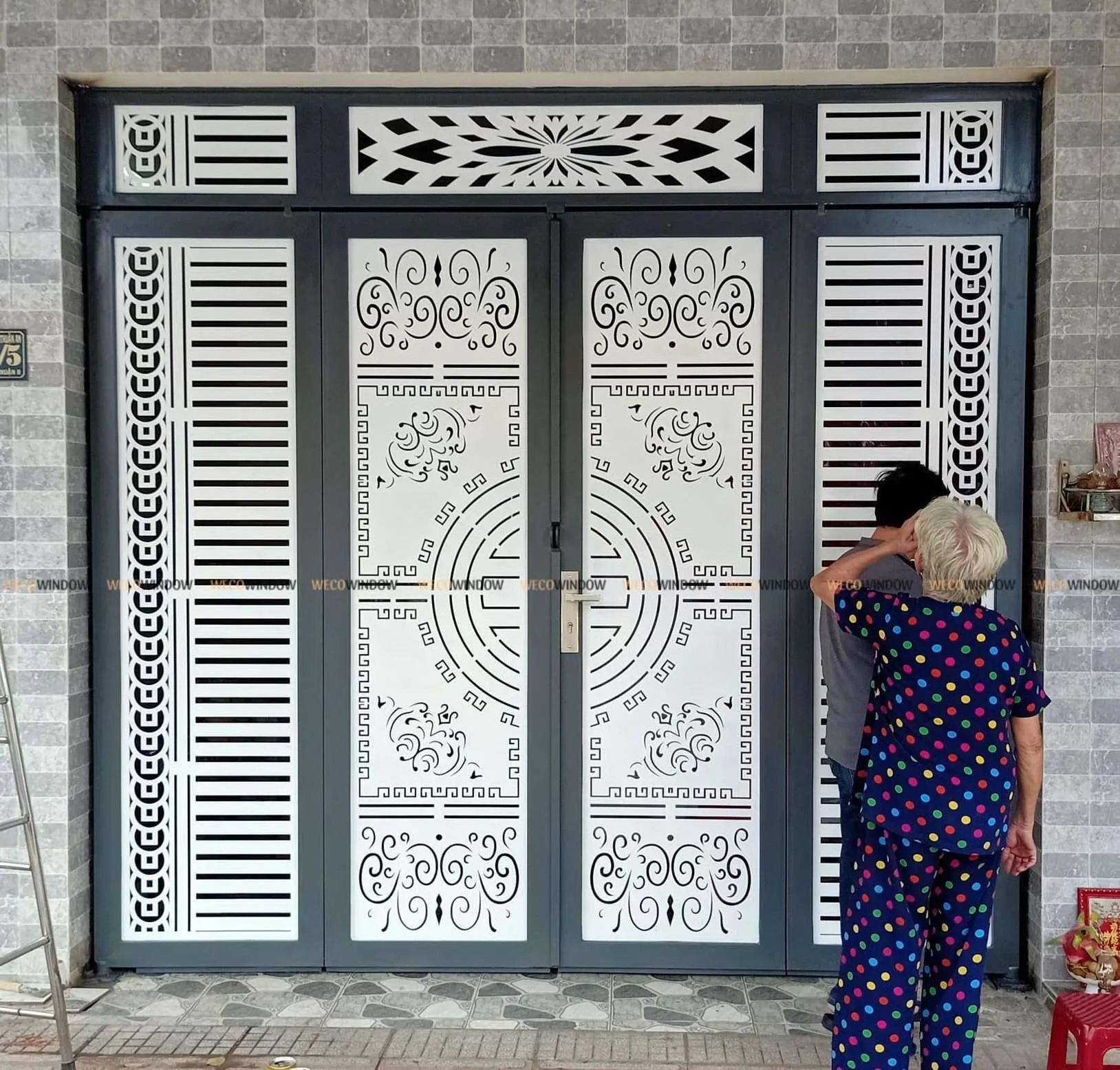 Họa tiết hoa văn trên cửa sắt được cắt CNC sắc nét và tinh xảo