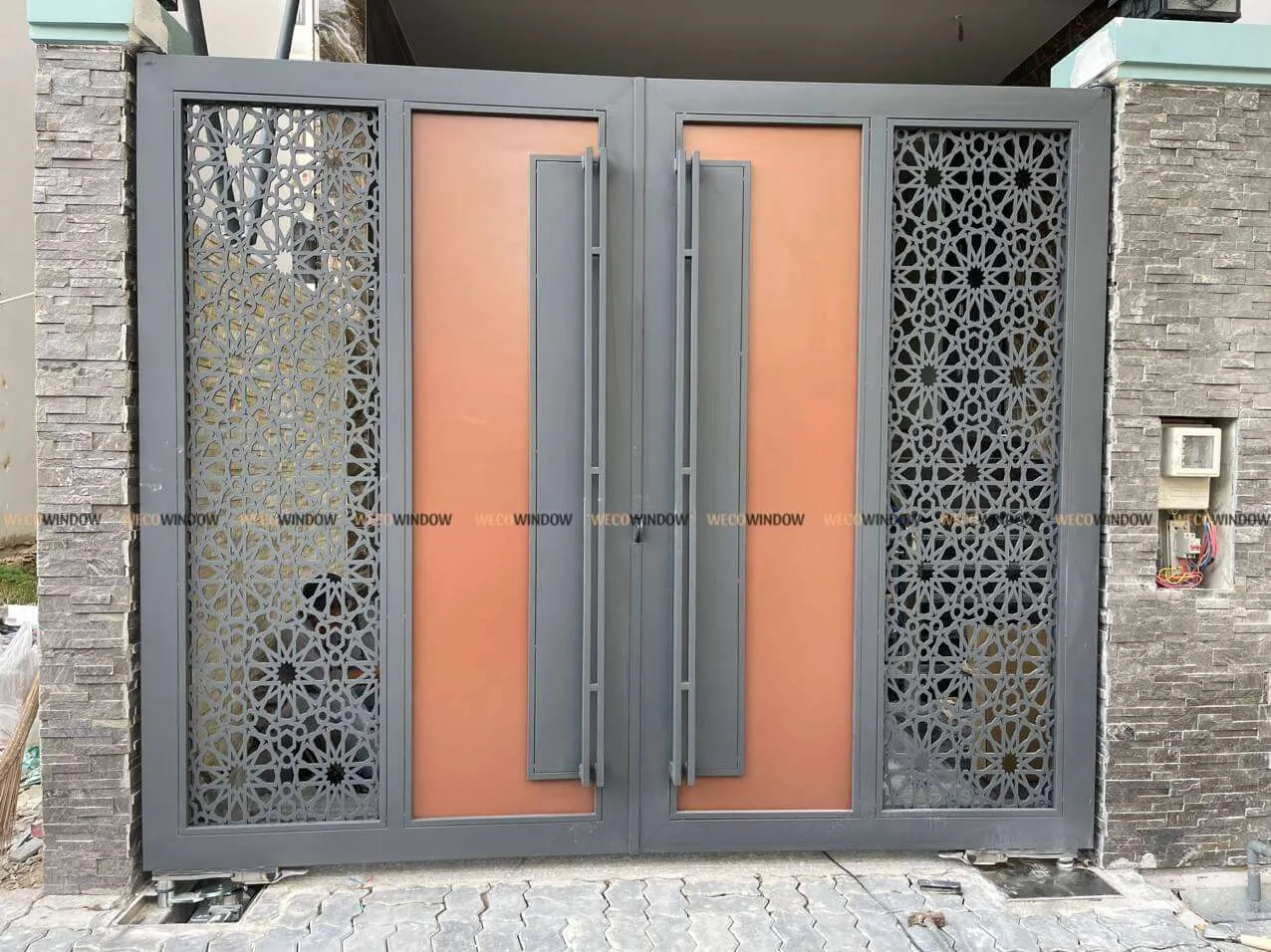 Mẫu cửa cổng sắt CNC 2 cánh phối tấm ốp giả gỗ